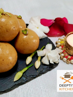 खमंग बेसन रवा लाडू (besan rava ladoo recipe in marathi) रेसिपी चे मुख्य फोटो