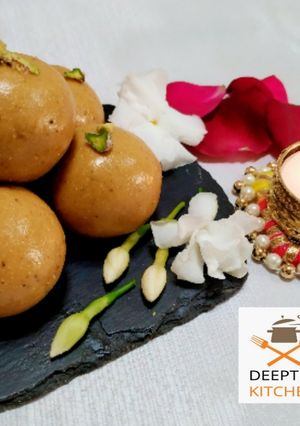 खमंग बेसन रवा लाडू (besan rava ladoo recipe in marathi) रेसिपी चे मुख्य फोटो