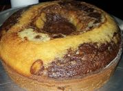Una foto de torta marmolada en savarin