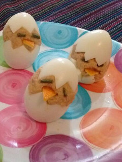 Una foto de Huevos rellenos de atún (pollitos saliendo del cascarón)👍💕🐣🐣