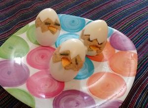 Una foto de Huevos rellenos de atún (pollitos saliendo del cascarón)👍💕🐣🐣
