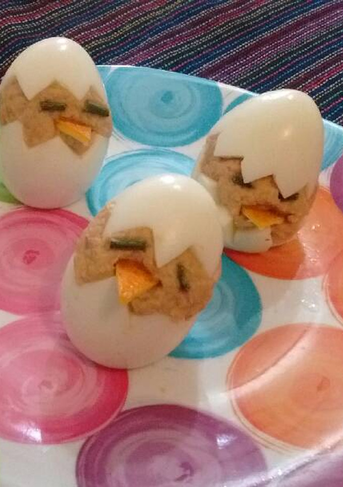 Una foto de Huevos rellenos de atún (pollitos saliendo del cascarón)👍💕🐣🐣