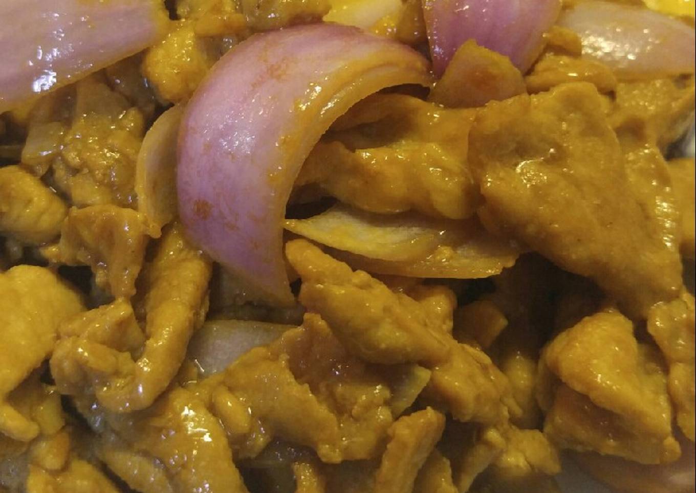 Stir fry lean pork with red onion