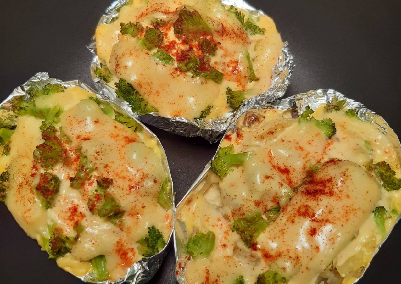 Baked Potato with Broccoli and Cheese Sause