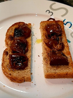 Una foto de Tosta con bombones de chocolate