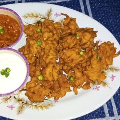 A picture of Aloo Piyaz ke Pakorey.