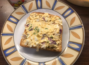 Lilahagymás-tojáskrém pirított toast kenyéren recept fotója