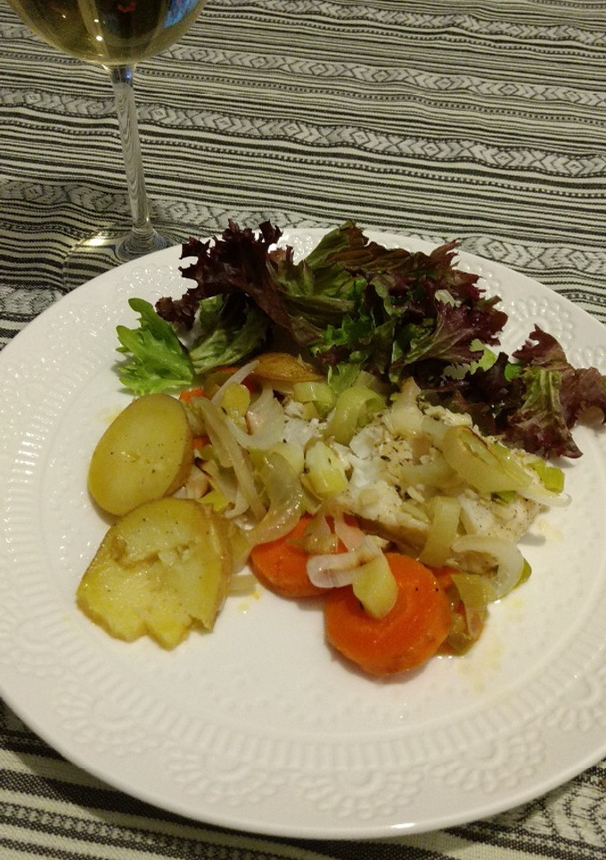 A picture of Cod Fish with vegetables.