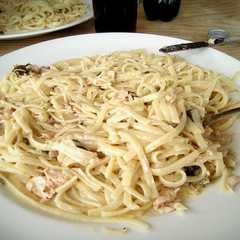 Una foto de Pasta cremosa (y muy ligera) con salmón y espinacas