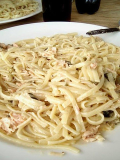 Una foto de Pasta cremosa (y muy ligera) con salmón y espinacas