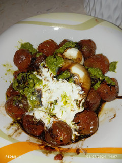 Una foto de Ensalada templada de cherrys y burrata