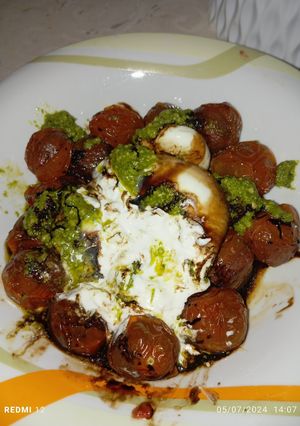 Una foto de Ensalada templada de cherrys y burrata