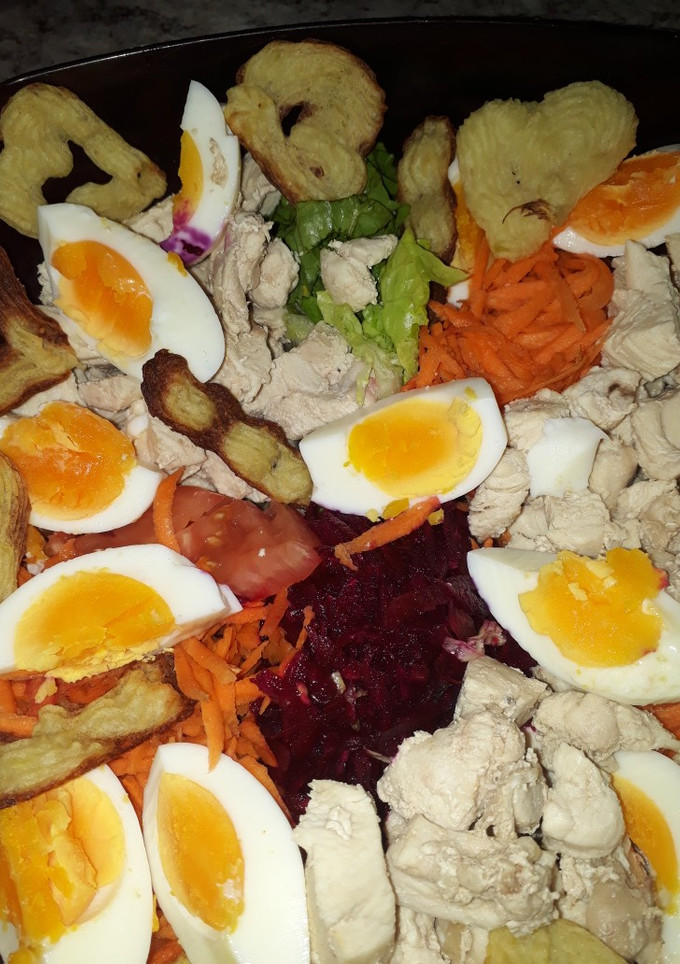 Una foto de Snacks de papas para acompañar una ensalada arco iris