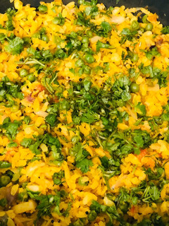 मटर पोहा (Matar poha recipe in Hindi) रेसिपी मुख्य फोटो