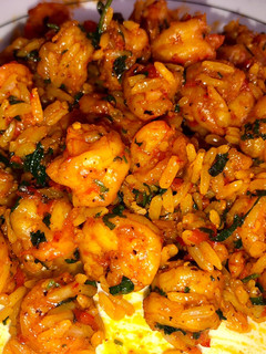 Una foto de Camarones 🍤 con arroz achotado