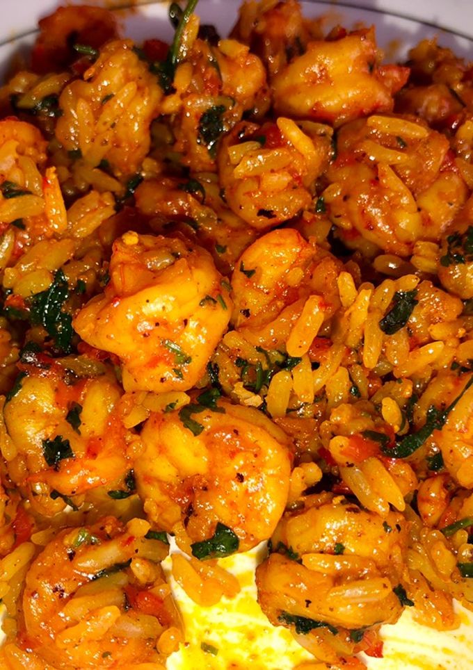 Una foto de Camarones 🍤 con arroz achotado