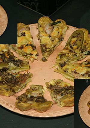 Una foto de Tartaleta de calabacín, pimientos, pepinillo, anchoas y gambas