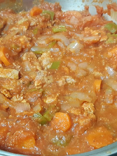 Una foto de Carne con tomate, todo en crudo