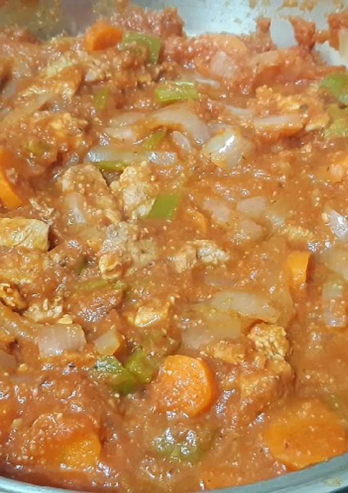 Una foto de Carne con tomate, todo en crudo