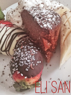 Una foto de Postre de San Valentín bizcochito de chocolate con fruta y nata