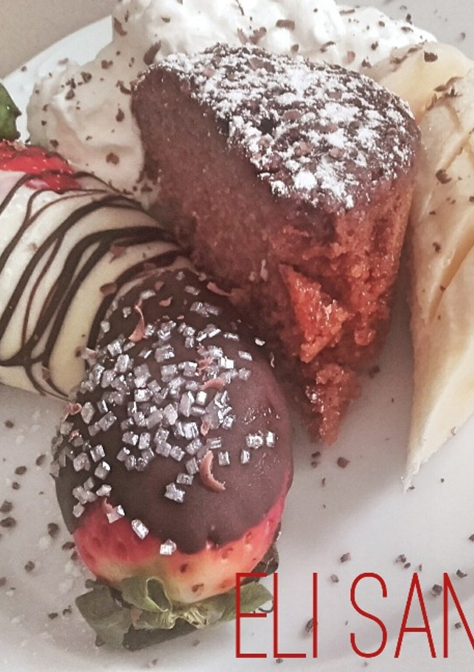 Una foto de Postre de San Valentín bizcochito de chocolate con fruta y nata