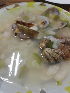 Una foto de Alubias con almejas