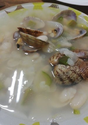 Una foto de Alubias con almejas