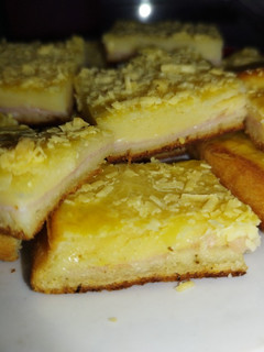 Una foto de Fainá de queso relleno