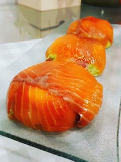 Una foto de Bombas de salmón con aguacate (entrante de fiesta)