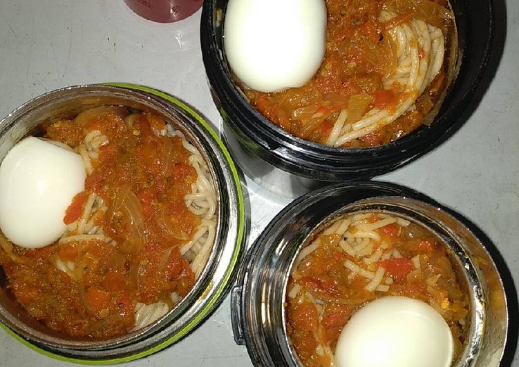 Spaghetti,boiled egg and tomato sauce