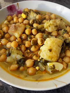 Una foto de Garbanzos con bacalao y espinacas