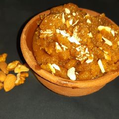 A picture of Besan Horlicks halwa.