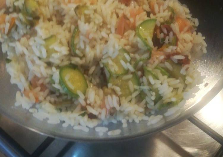 Insalata di riso zucchine e salmone