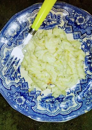 A picture of Cheesy & creamy white sauce pasta🍜.
