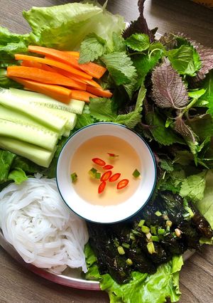 Hình của món Bò cuốn lá lốt.