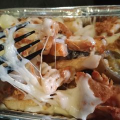 A picture of Spicy and cream pizza fries.