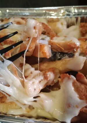 A picture of Spicy and cream pizza fries.