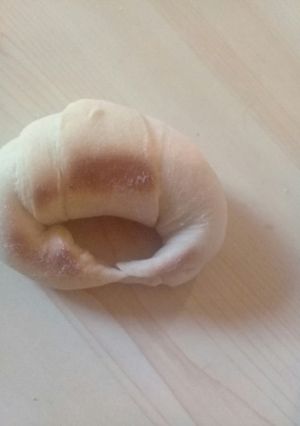 Una foto de 🌒 Medialunas saladas de manteca
