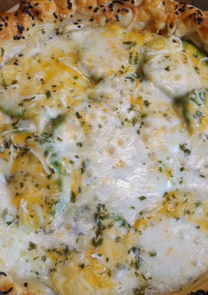 Una foto de Tarta crujiente de pollo con aguacate