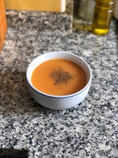 Una foto de Sopa de tomate🍅 (fría o caliente)