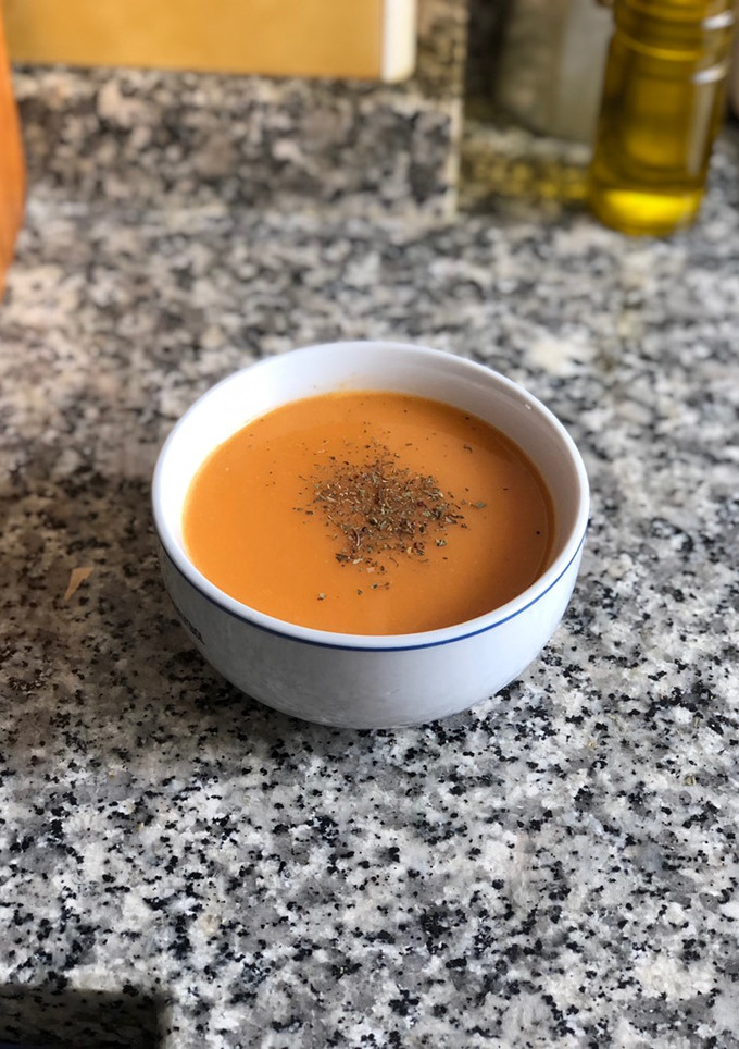 Una foto de Sopa de tomate🍅 (fría o caliente)