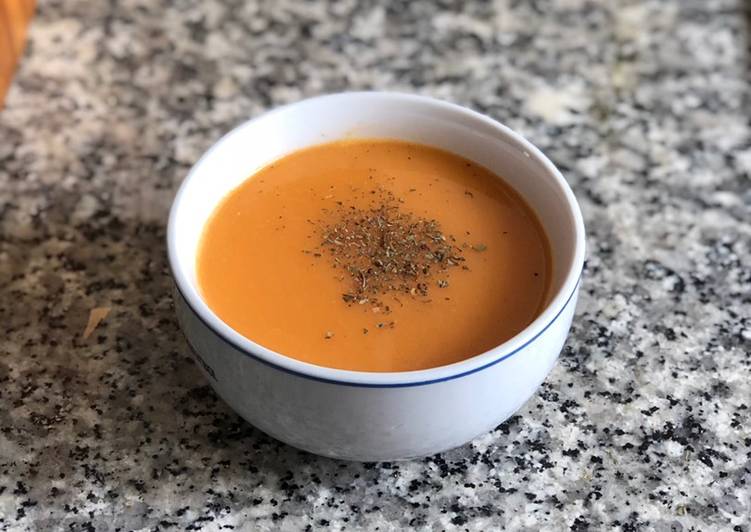 Sopa de tomate🍅 (fría o caliente)
