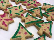 Una foto de decorar galletas de navidad