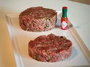 Una foto de steak tartar de solomillo