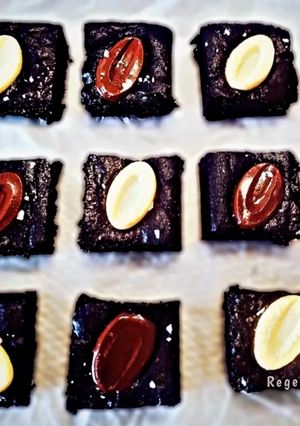 Foto resep Fudgy Bitter Sweet Black Brownies
