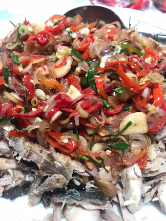 Langkah Mudah untuk Menyiapkan Tongkol Suwir Sambal Matah Rumahan