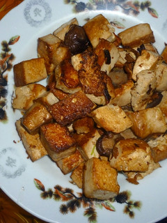 Una foto de Tofu con setas marinados
