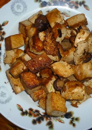 Una foto de Tofu con setas marinados