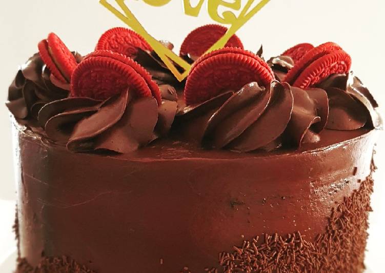 Recipe of Perfect Chocolate Cake with Fudge Frosting