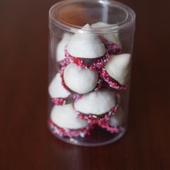 A picture of Meringue Kisses.